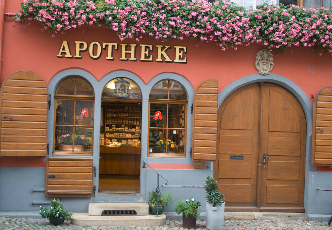 Apotheken auf dem Land lassen sich oft schlechter veräußern. Sie haben aber den Vorteil eines festen Kundenstamms. Der Vorteil: Das wirtschaftliche Risiko hält sich in Grenzen.  / Foto: Adobe Stock/Heinz Schiffer