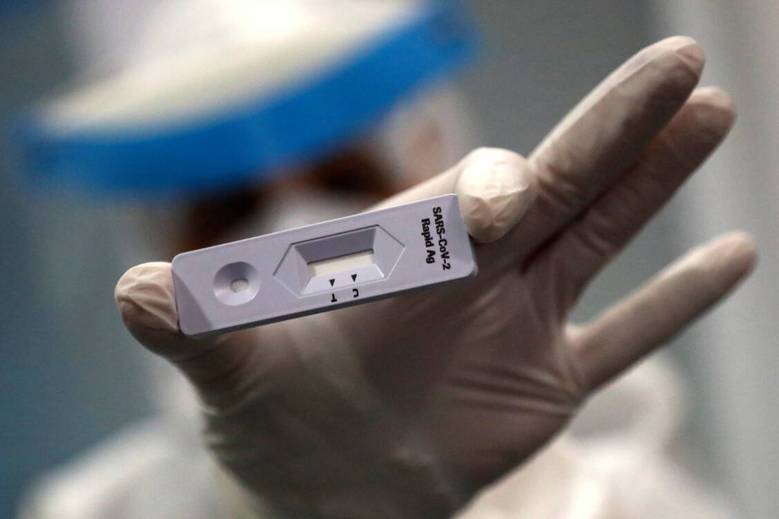 Zum Schutz vor SARS-CoV-2 sollen künftig wesentlich mehr Antigen-Tests zum Einsatz kommen.  Um die Kosten für das Gesundheitssystem in Schach zu halten, will die Regierung die Preise regulieren. / Foto: picture alliance / ASSOCIATED PRESS