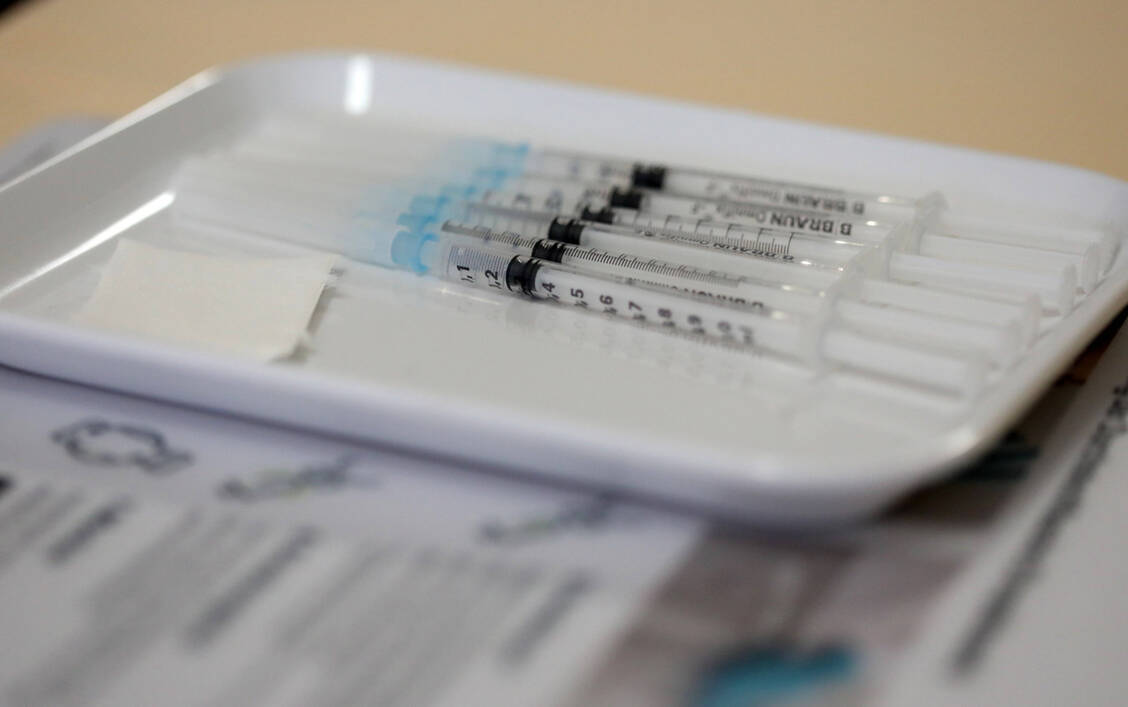Sechs Spritzen mit je 0,3 ml Impfstoff lassen sich aus den Comirnaty-Ampullen entnehmen, teilweise auch eine siebte Dosis. / Foto: imago images/Karina Hessland