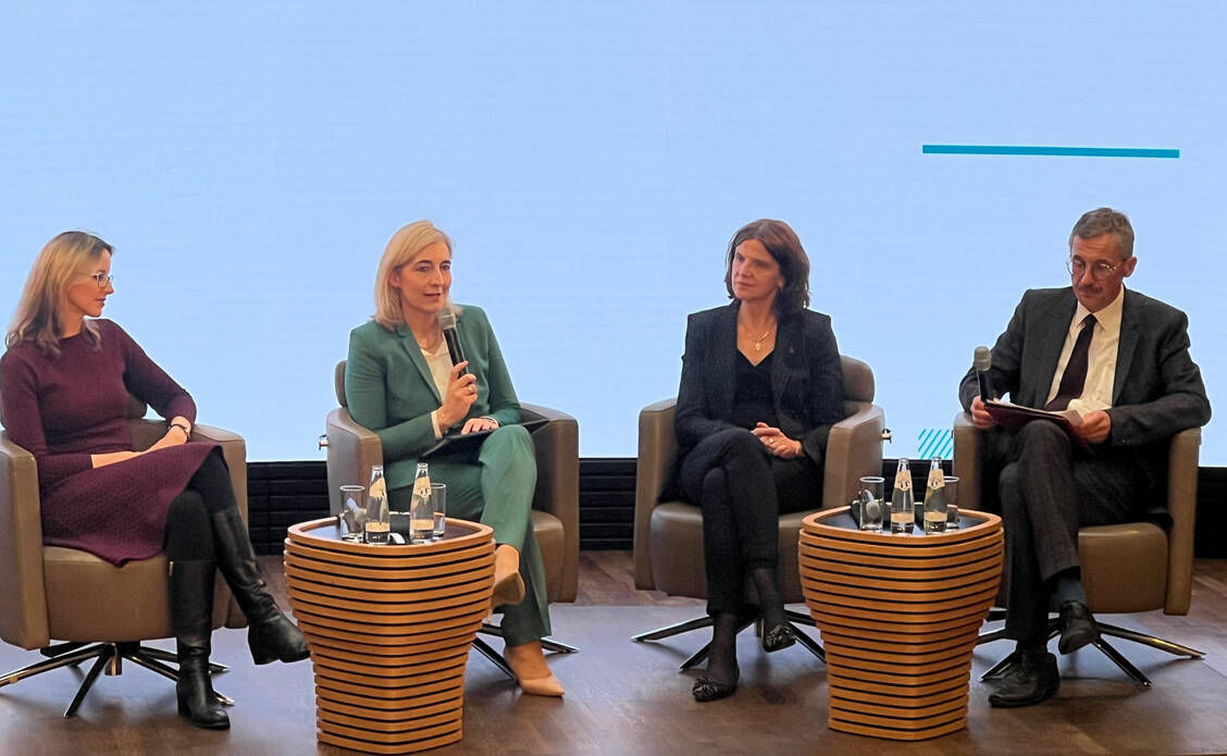 Diskutierten über das Lebenswerk von Rita Süssmuth sowie aktuelle Herausforderungen des Gesundheitswesens (v.l.): Alena Buyx, Professorin für Ethik der Medizin und Gesundheitstechnologien und Direktorin des Instituts für Geschichte und Ethik der Medizin, Bundesgesundheitsministerin Nina Warken (CDU), Anne von Fallois, Vorsitzende der Deutschen AIDS-Stiftung, und Moderator Daniel Friedrich Sturm vom Tagesspiegel. / © PZ/Höhn