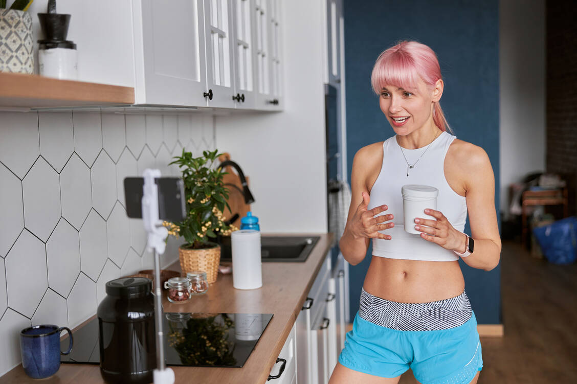 Riskante Trends, fragwürdige Ratschläge: Bei manchen Gesundheitstipps aus dem Netz ist Vorsicht geboten. / © Getty Images/Creative Credit