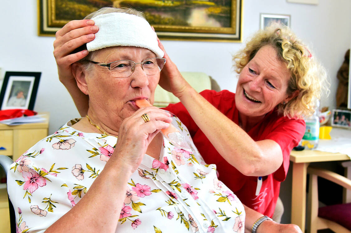 Patientinnen und Patienten müssen besser vor Hitze geschützt werden, doch auch das Gesundheitspersonal muss mitgedacht werden.  / © Imago / Funke Foto Services