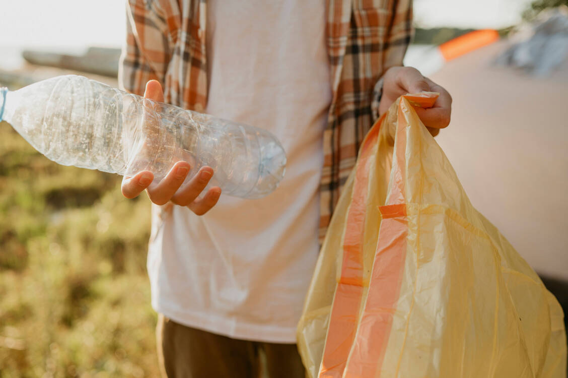 Auch Plastikmüll in der Umwelt zerfällt nach vielen Jahren zu Mikro- und Nanopartikeln. / Foto: Imago Images/Westend61