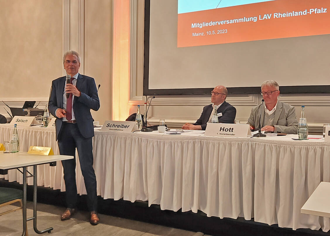 Bei der Mitgliederversammlung war neben der ABDA-Präsidentin auch der Vorsitzende des Deutschen Apothekerverbands, Hans-Peter Hubmann, zu Gast. / Foto: PZ/Brüggen