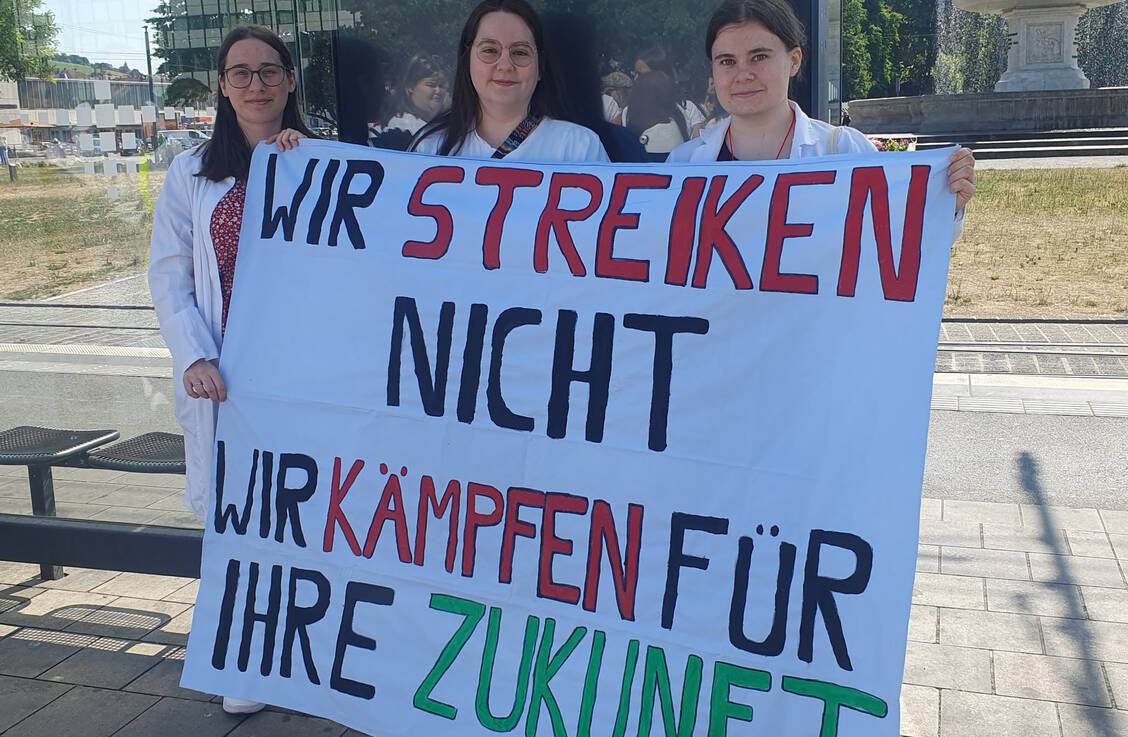 Zukunft sichern, das haben sich die PTA-Schülerinnen (v.l.) Anna-Lena Czajka, Sophia Franz und Leah Marie Groß im wahrsten Sinn auf die Fahnen geschrieben.  / Foto: PZ/Dölger
