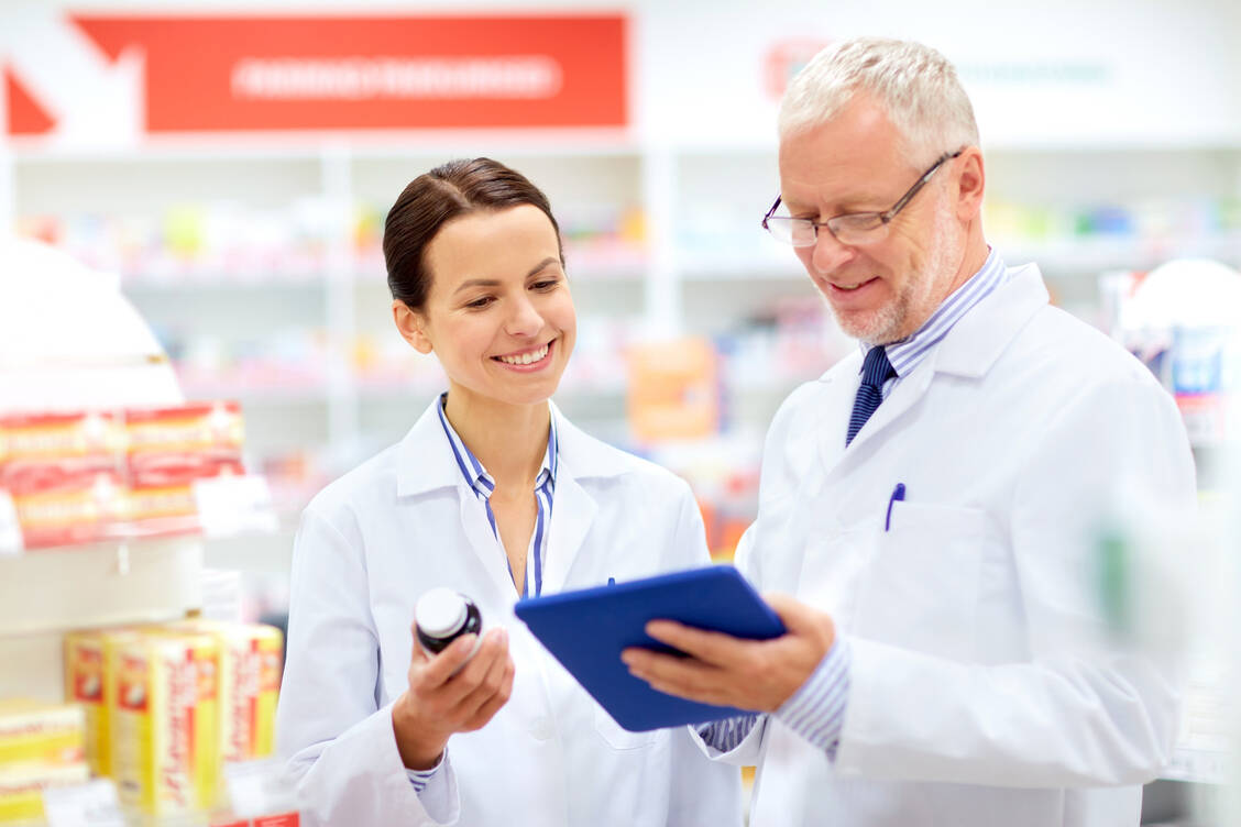 In vielen Apotheken steht ein Generationswechsel bevor. Die Bundesapothekerkammer hat jetzt eine Befragung zur Altersstruktur gestartet. / Foto: Adobe Stock/Syda Productions