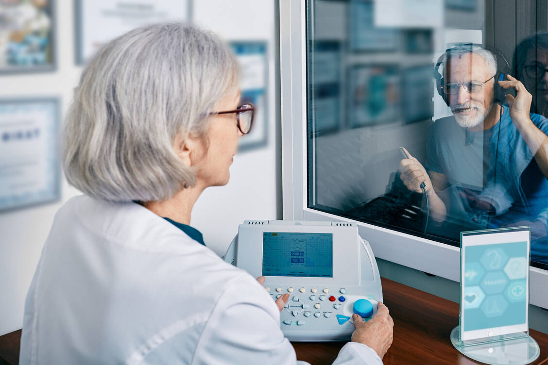 Ein Hörsturz tritt meist einseitig auf und hat keine erkennbare Ursache. Häufig geht der Hörverlust mit einem Tinnitus und gelegentlich auch mit Schwindel einher. / Foto: Adobe Stock/Peakstock