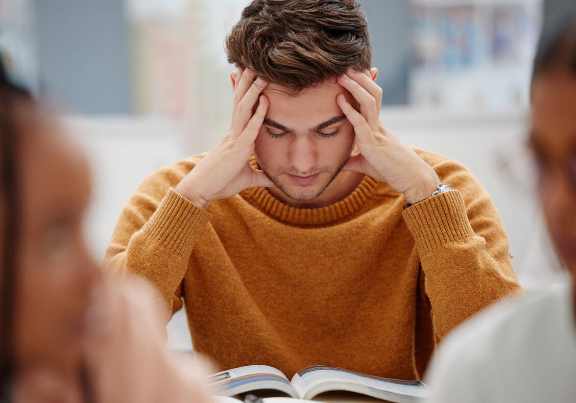 Die Angst vor der Prüfung lässt uns fokussieren – wenn sie nicht überhand nimmt. / © Getty Images/PeopleImages