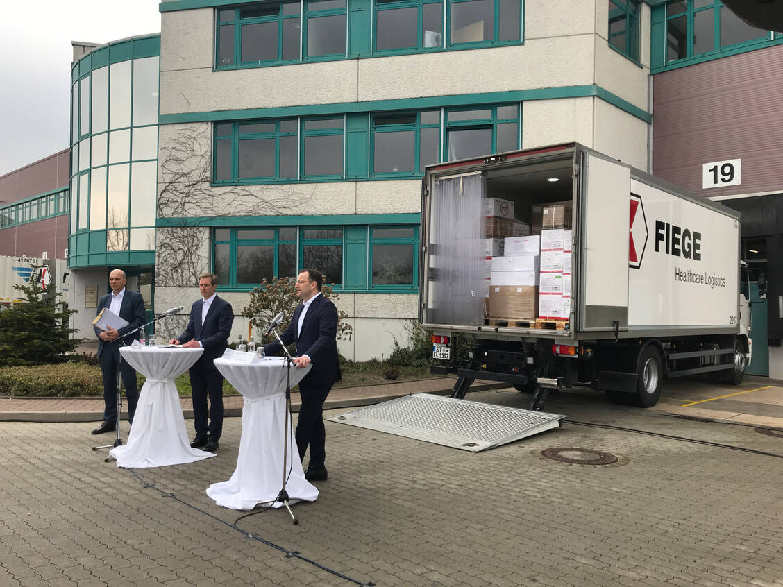 Bundesgesundheitsminister Jens Spahn (CDU) wollte sich beim Logistikunternehmen Fiege selbst ein Bild machen, was dort mit den eintreffenden Schutzmasken geschieht. / Foto: PZ/Köhler