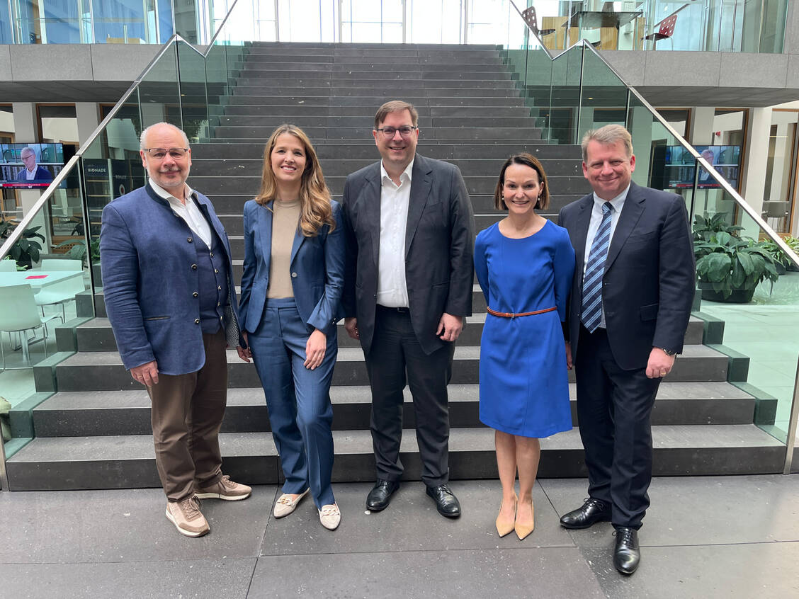Sprachen sich für ein erweitertes Impfangebot in Apotheken aus: Georg Kippels (CDU), Kristina Ostertag (GSK), Andreas Pollner (Moderna), Dorothee Brakmann (Pharma Deutschland) und Ingo Werner (Viatris). / © PZ