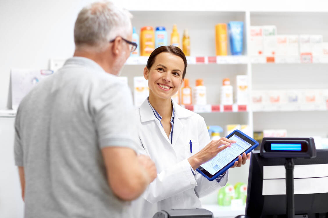 Das E-Rezept kommt. Dies hat der Bundestag in der letzten Sitzung vor der Sommerpause beschlossen. Künftig können Patienten aber auch weiterhin selbst entscheiden, in welcher Apotheke sie die digitale Verordnung einlösen möchten. / Foto: AdobeStock/Syda Productions
