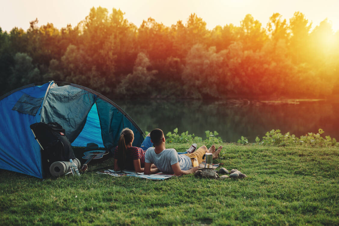 In diesem Jahr sind Camping-Urlaube zuhause beliebt. Dabei kann man auf den Gemeinen Holzbock, aber auch auf andere Zeckenarten stoßen. / Foto: Adobe Stock/cherryandbees