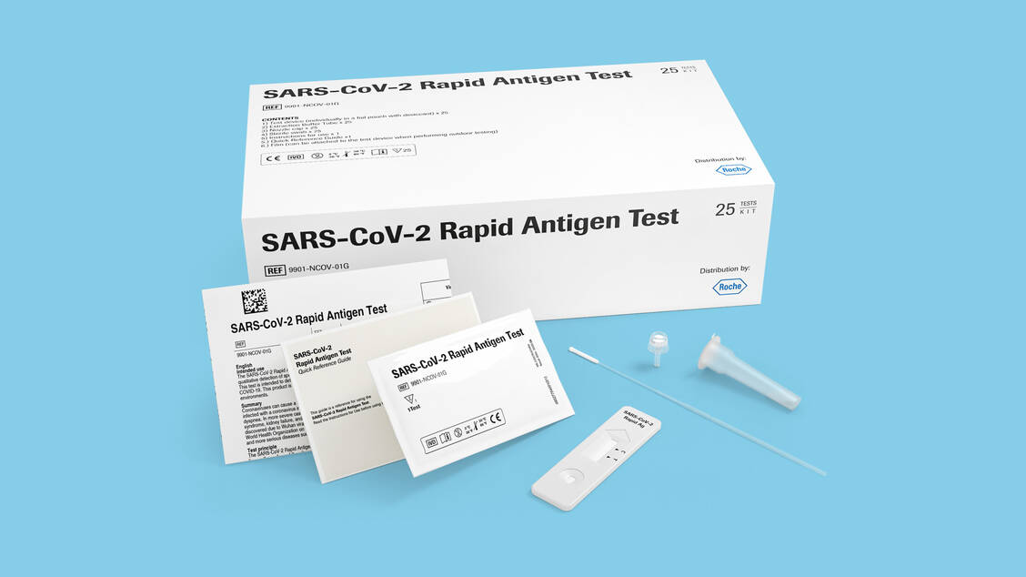 Das medizinische Fachpersonal nimmt einen Abstrich im Nasen-Rachen-Raum vor. Das Teststäbchen wird im Extraktionspuffer gelöst, von dem anschließend drei Tropfen auf den Reagenzträger gegeben werden. Das Ergebnis ist nach 15 bis 30 Minuten einfach abzulesen. / Foto: Roche