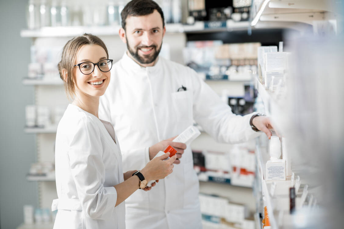 Bisher berücksichtigt die Regelstudienzeit im Fach Pharmazie nur die universitäre Ausbildung von acht Semestern. Ein Referentenentwurf sieht nun vor, auch das anschließende Praktische Jahr inklusive Prüfungszeit mit in die Regelstudienzeit mit einzuschließen.  / Foto: Adobe Stock / rh2010