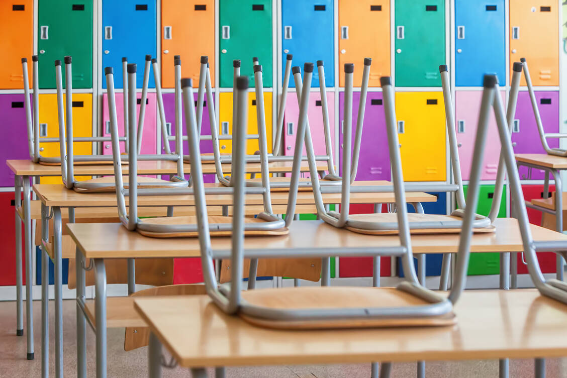 Mit sinkenden Corona-Infektionszahlen mehren sich Forderungen nach einer Öffnung der Schulen. In Sachsen und Bayern sollen Apotheken bei Schnelltests an Schüler- und Lehrerschaft mithelfen. / Foto: Adobe Stock/miriristic