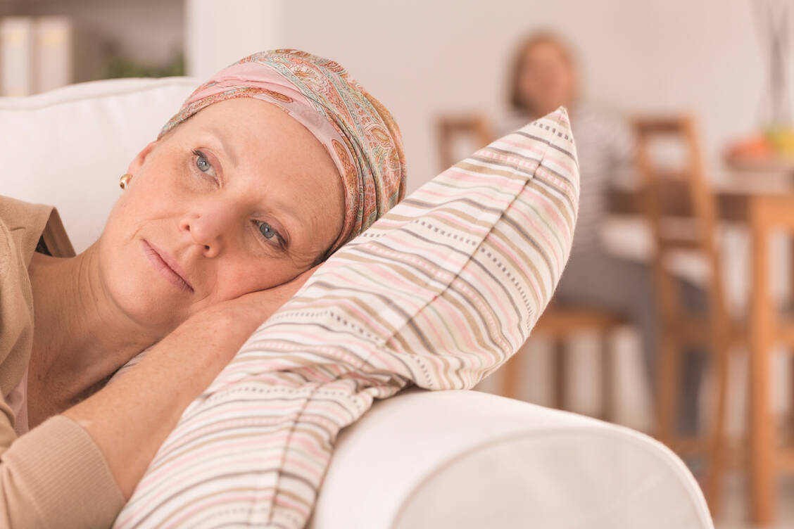 Müdigkeit und Fatigue können Anzeichen einer Krebserkrankung des Knochenmarks sein. Dazu zählt die Myelofibrose. / Foto: Getty Images/Katarzyna Bialasiewicz