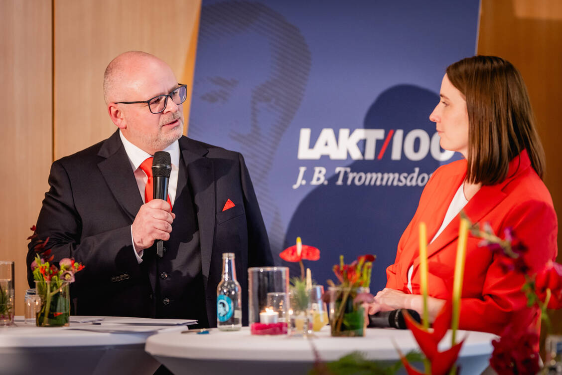 Der LAKT-Geschäftsführer Danny Neidel interviewte die Thüringische Gesundheitsministerin Katharina Schenk nicht nur, sondern prüfte in einem Quiz auch ihr pharmazeutisches Spezialwissen.  / © Jacob Schröter