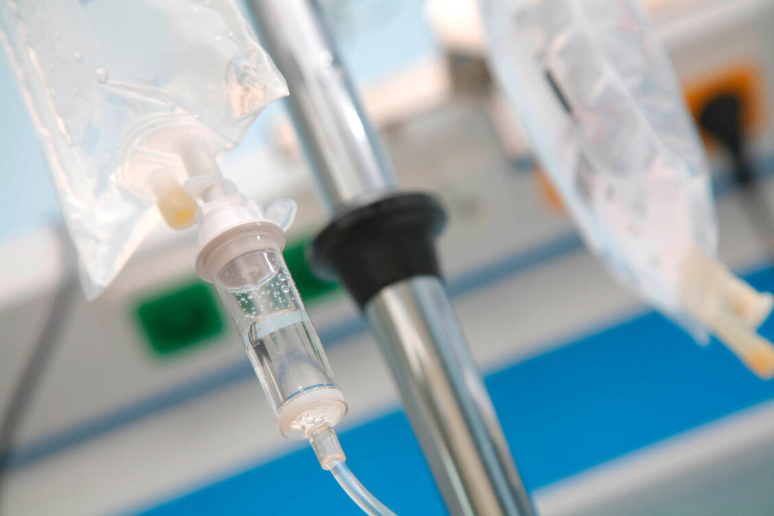 Zu Beginn einer bestätigten SARS-CoV-2-Infektion können Risikopatienten mit monoklonalen Antikörpern behandelt werden, was jedoch aufgrund der Applikationsweise als Infusion derzeit noch nicht besonders praktikabel ist. / Foto: Imago images / Peter Widmann