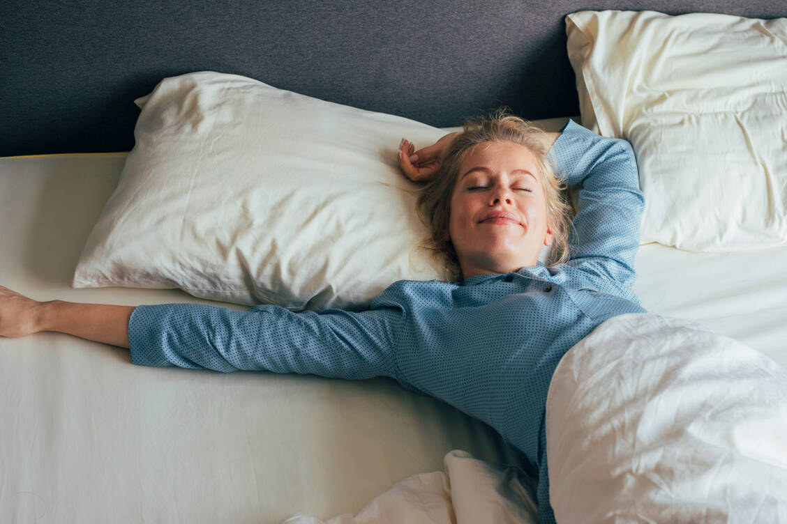 Ausgeschlafen? Eine erholsame Nacht wirkt sich einer neuen Studie zufolge positiv auf die Aktivität bestimmter T-Zellen aus. Vermittelt wird der Effekt von Hormonen, deren Konzentration im Schlaf ansteigt. / Foto: Getty Images/FreshSplash