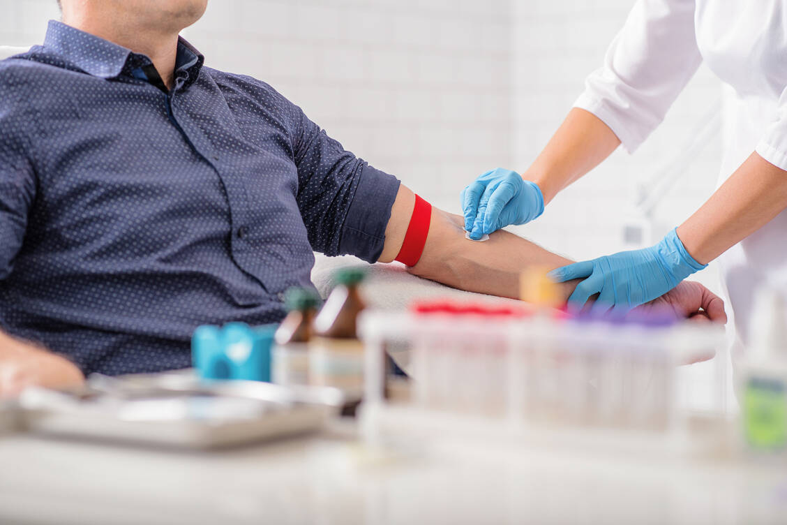 Für die Bestimmung des Antikörpertiters ist eine Blutabnahme erforderlich, die beim Hausarzt oder im Labor erfolgen kann. / Foto: iStock/YakobchukOlena