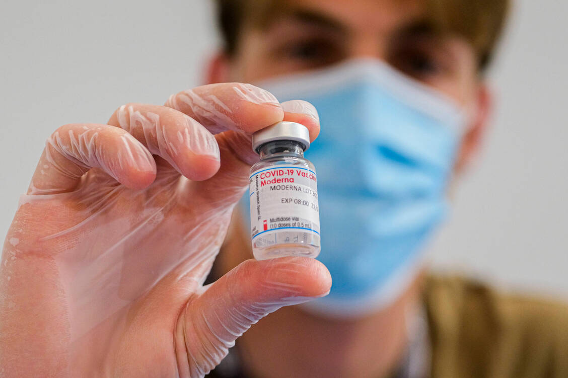 Ab Oktober werden Apotheken auch den Moderna-Impfstoff Spikevax an Ärzte verteilen.  / Foto: Imago Images/Antonio Balasco