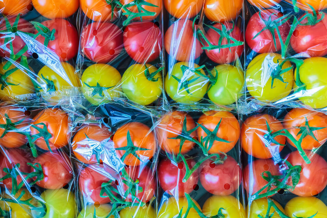 Die allermeisten Lebensmittel sind heutzutage in Plastik verpackt. Wird Plastik nicht recycelt, kann es als Mikro- und Nanoplastik die Umwelt belasten und auch vom Menschen aufgenommen werden. / Foto: Adobe Stock/Martin Bergsma
