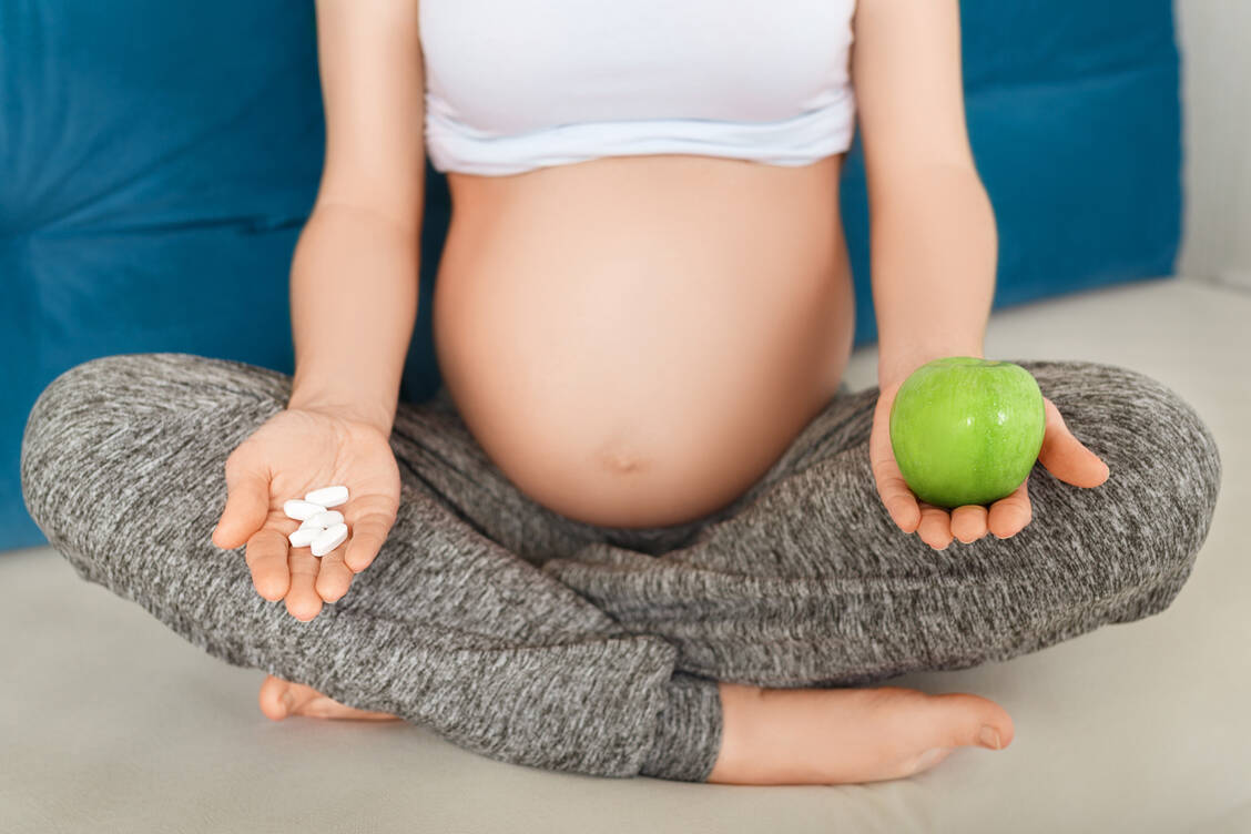 Bei einer ausgewogenen Ernährung müssen meist nur Jod und im ersten Schwangerschaftsdrittel Folsäure supplementiert werden. / © Adobe Stock/alter_photo