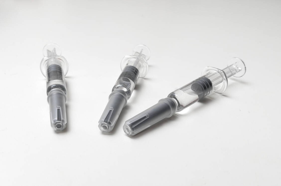 Ähnlich, aber eben nicht gleich sind Biosimilars. Sie lassen sich nicht so einfach austauschen wie generische Tabletten. / Foto: Getty Images/Kihwan Kim