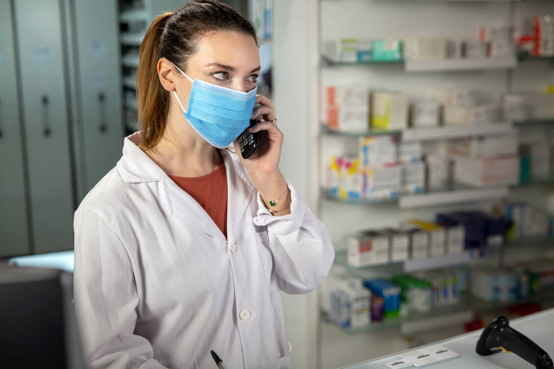 Bei Verdacht auf potenziell bedrohliche Interaktionen sollte das Apothekenteam den verordnenden Arzt informieren. / Foto: Adoeb Stock/HQuality