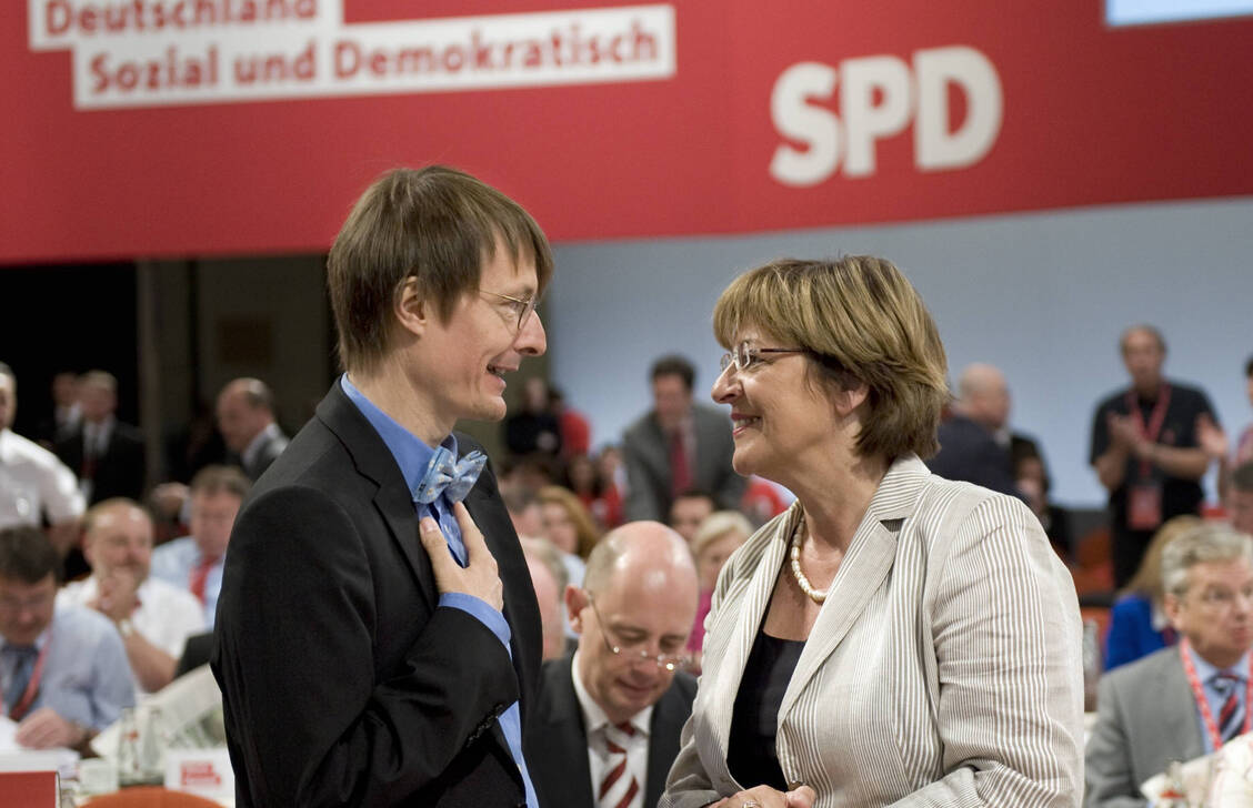 Viele der von Minister Lauterbach kritisierten Regelungen stammen von seiner SPD-Parteikollegin Ulla Schmidt. Wenn Lauterbach konsequent ist, sollte er die Entökonomisierung auch im Apothekenbereich durchsetzen, meint PZ-Chefredakteur Benjamin Rohrer. / Foto: IMAGO/IPON