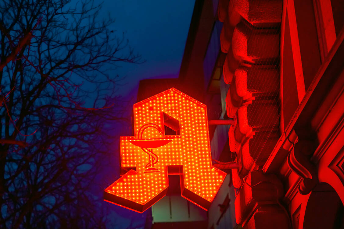 Das Apotheken-A in der Nachbarschaft lässt sich auch als Hoffnungsschimmer für die Menschen im Quartier sehen. / Foto: Imago images/Arnulf Hettrich