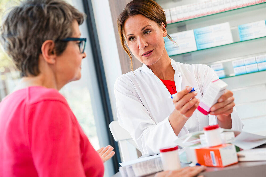 Die erweiterte Medikationsberatung von Patienten mit Polymedikation anzubieten, war ein zentrales Anliegen der Apothekerschaft. Ob sich die Dienstleistung mit dem derzeitigen Honorar rechnet, bleibt abzuwarten. / Foto: ABDA