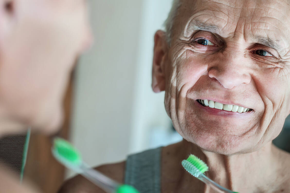 Eine gute mechanische Zahnreinigung ist in jedem Alter wichtig, um Biofilme zu vermeiden. Bei chronischen Erkrankungen wie Diabetes kann die gute Mundhygiene sogar die Stoffwechseleinstellung erleichtern.  / Foto: Getty Images/Yaraslau Saulevich