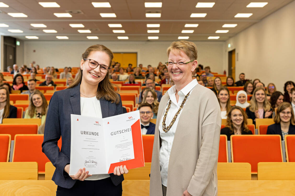 Kerstin Koukal mit Sandra Potthast von der Apothekerkammer Westfalen-Lippe (von links) / Foto: Peter Leßmann