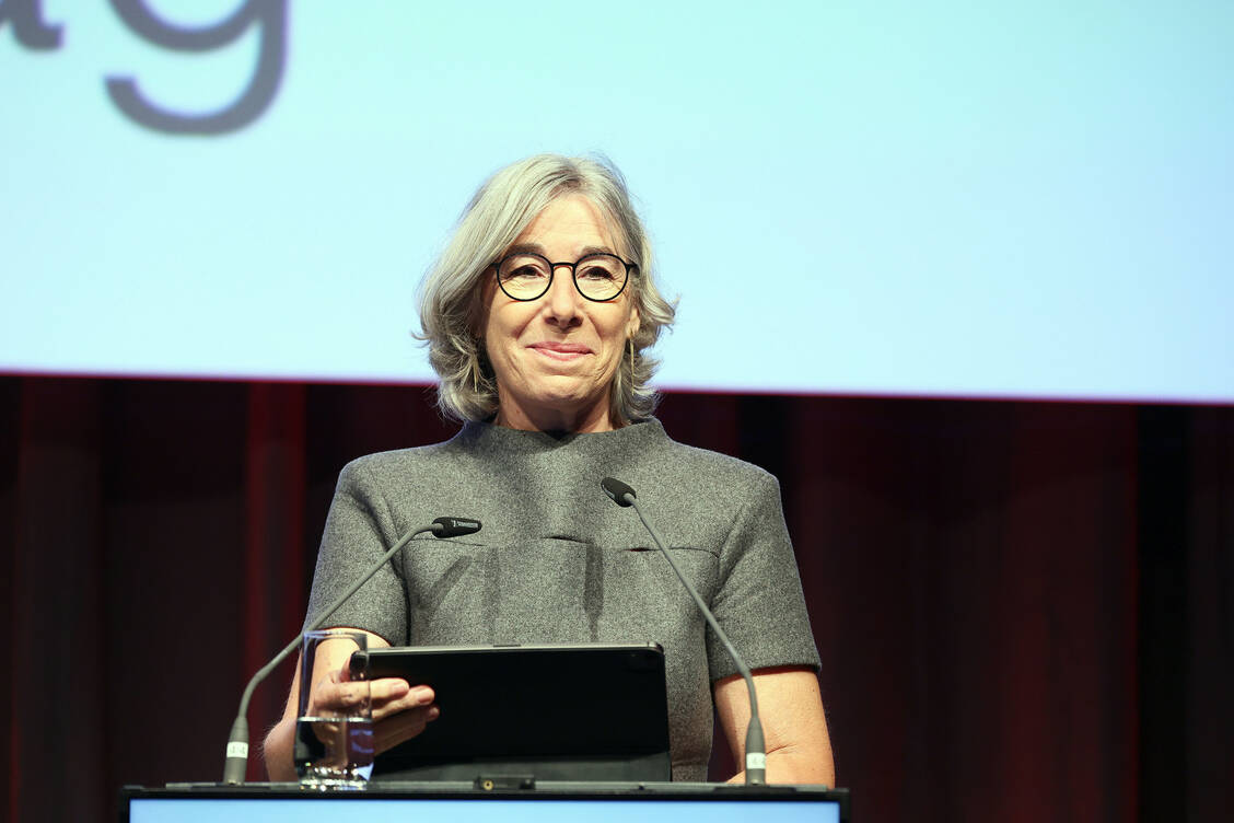 Gemeinsam ein starkes Signal senden – dazu rief ABDA-Präsidentin Gabriele Regina Overwiening heute in einem Brief an die Apothekerschaft auf. Auch beim vergangenen Apothekertag in Düsseldorf warb sie für Zusammenhalt und Durchhaltevermögen.  / Foto: PZ/Alois Müller