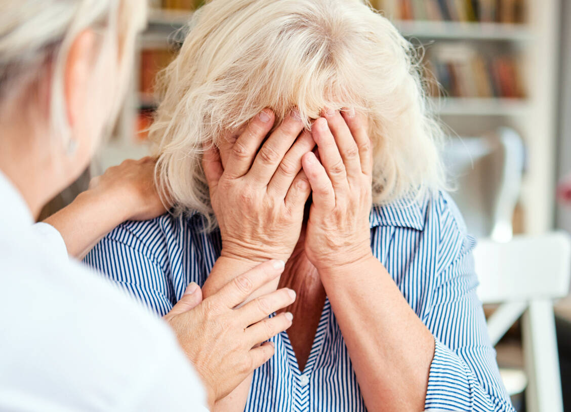 Schockierende Diagnose: Jetzt kann sich die Patientin keine Hinweise zu ihren Medikamenten merken. / Foto: Adobe Stock/Robert Kneschke