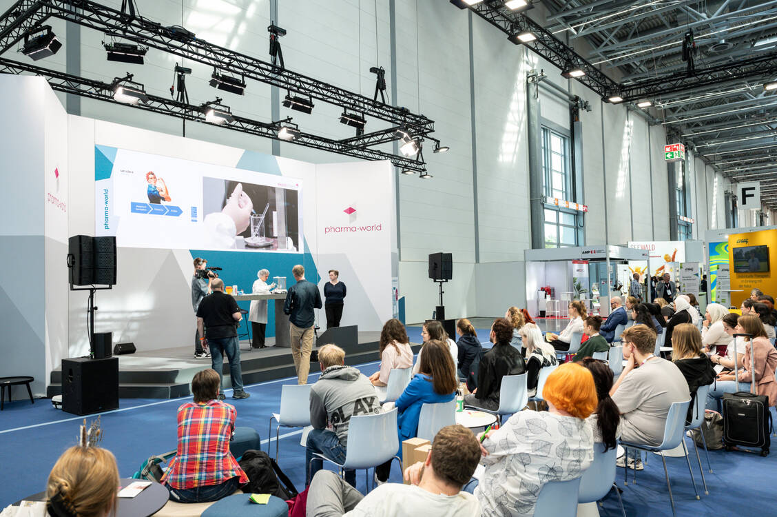 Am Expopharm-Samstag gibt wieder eine Live-Rezeptur. Dieses Jahr: »Gerührt und geschüttelt, Baby – Perorale Suspension in der Pädiatrie«. / Foto: Expopharm/Zweilux