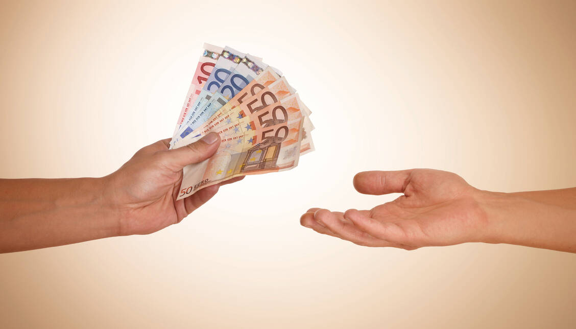 Fachkräftemangel und niedrige Löhne: Aus der Sicht der gewerkschaftsnahen Hans-Böckler-Stiftung wird es bei Tarifverhandlungen im Gesundheitswesen künftig vor allem darum gehen, die Berufe finanziell aufzuwerten. / Foto: Fotolia/underdogstudios