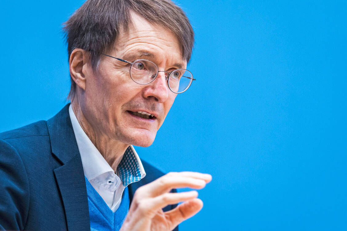Lauterbachs Gesundheitsversorgungsstärkungsgesetz soll Deutschland unter anderem Gesundheitskioske bescheren.  / Foto: Imago Images/photothek