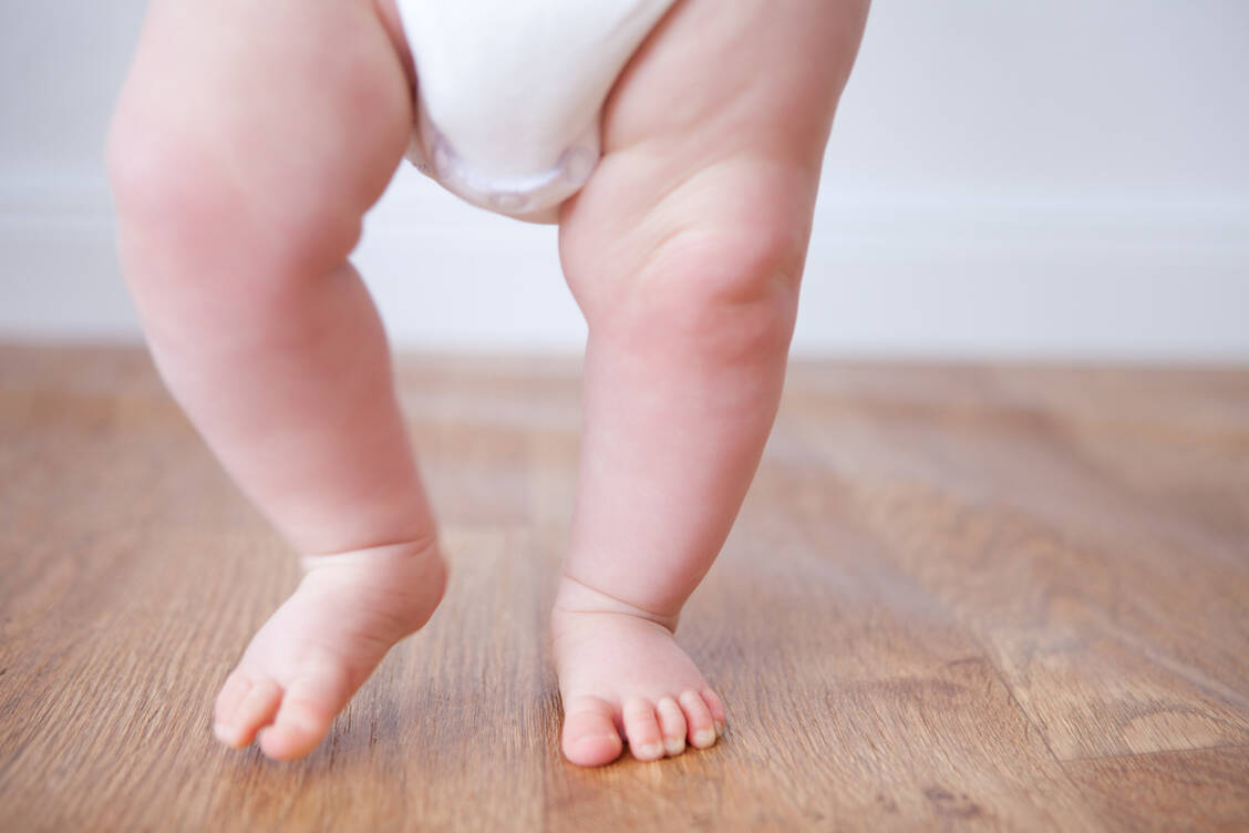 Laufenlernen ist ein wichtiger Entwicklungsschritt, den kleine Kinder mit SMA unbehandelt meist nicht erreichen. / Foto: Adobe Stock/Ramona Heim