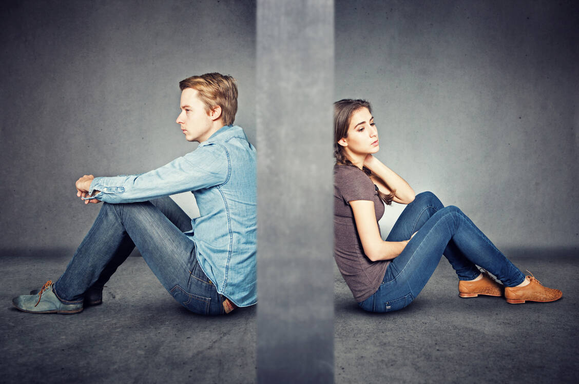 Jüngere Generation im Stimmungstief: Insbesondere Mädchen sind oft unglücklich, wie eine Studie zeigt. / © Adobe Stock/lassedesignen
