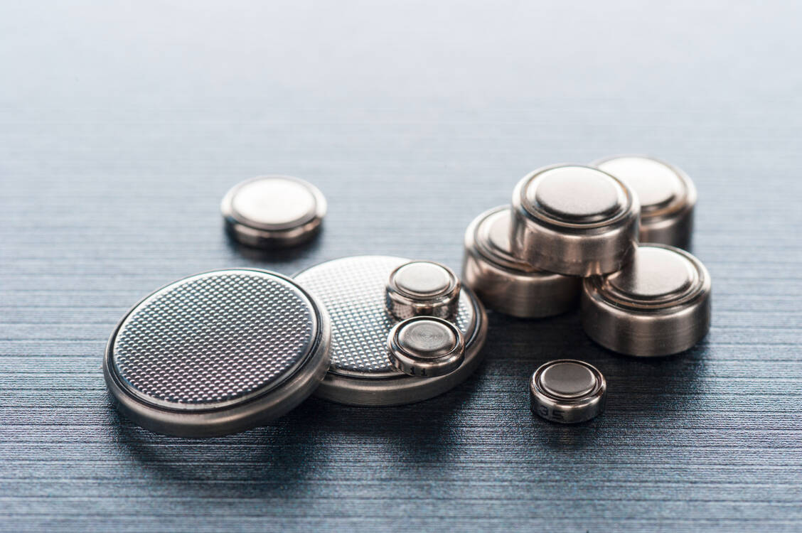 Beim Verschlucken von Knopfbatterien sind schwere Symptome möglich. / Foto: Adobe Stock/NorGal