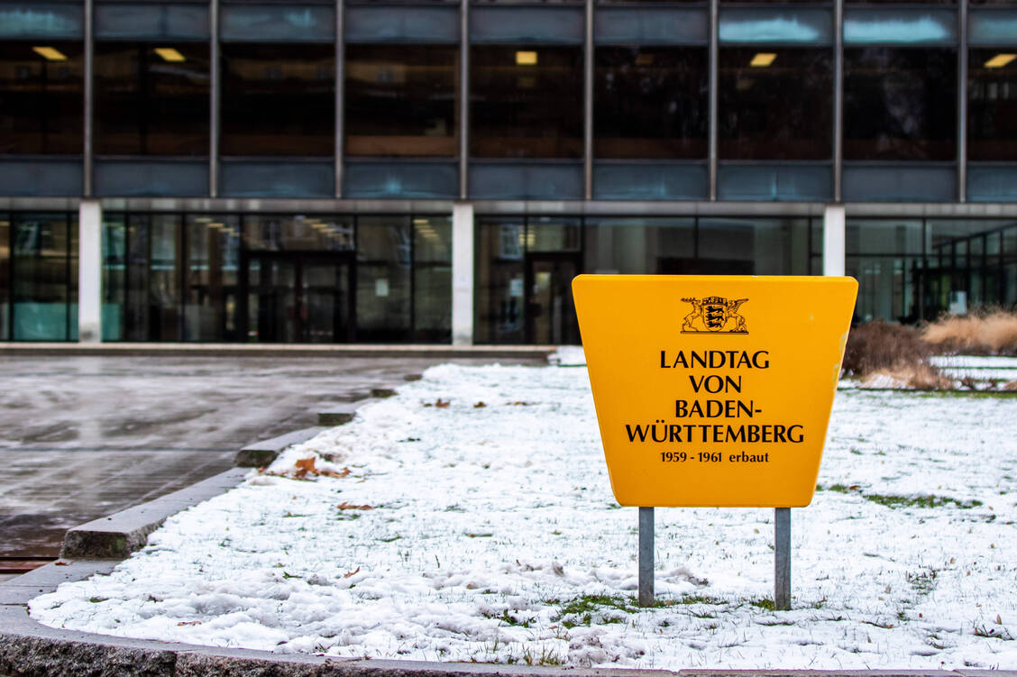 Bald wird über die Machtverhältnisse im Stuttgarter Landtag abgestimmt. Vor allem die FDP profiliert sich dafür mit Apotheken-Themen. / Foto: imago images/Eibner