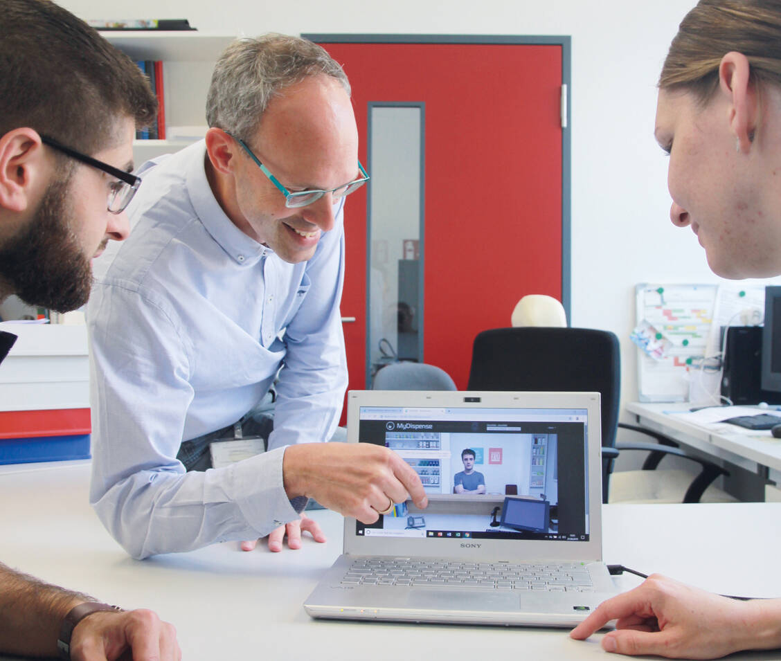 Professor Dr. Christoph Ritter arbeitet mit Mitarbeitern seiner Arbeitsgruppe am Apothekensimulationsprogramm.  / Foto: Universität Greifswald, Linus Gohlke