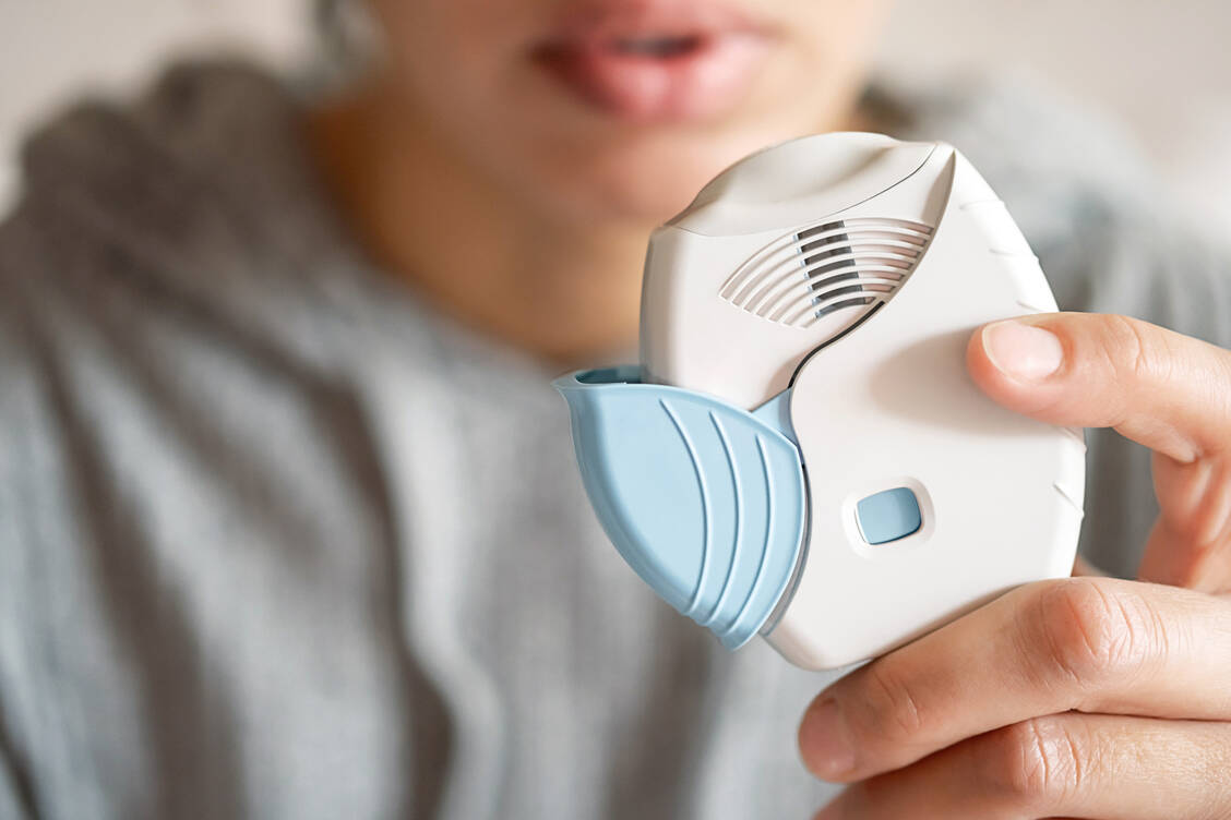 Frauen haben im Allgemeinen ein kleineres Atemzugvolumen, was auch bei der Verordnung von Pulverinhalatoren beachtet werden sollte. / © Getty Images/	Evgeniya Pavlova