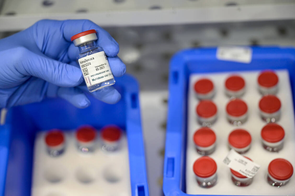 Privat- und Kassenärzte sollen in KW 31 die Impfstoffe von Astra-Zeneca, Biontech/Pfizer und Janssen erhalten. Betriebsärzte hingegen bekommen nur Comirnaty. / Foto: Imago Images/Joerg Boethling