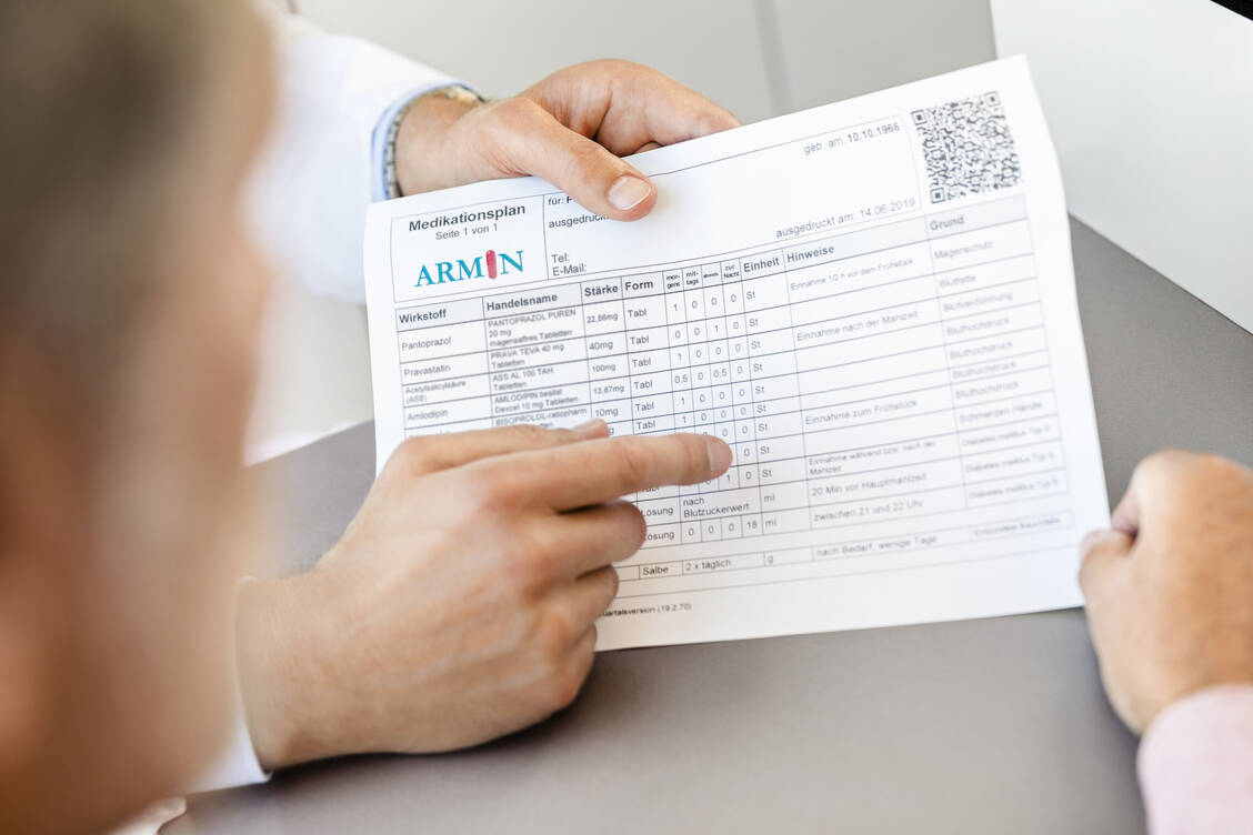 Apotheker- und Ärzteschaft soll beim Projekt ARMIN 2.0 wieder eng zusammenarbeiten – doch aktuell kriselt es etwas. / © ABDA