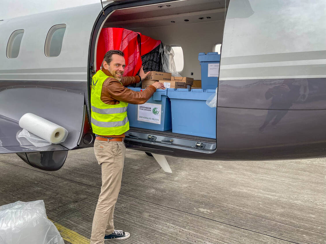 Auf dem Flugplatz Strausberg bei Berlin werden Trauma-Notfall-Kits, bereitgestellt vom Sana-Klinikum in Berlin-Lichtenberg, ins Flugzeug geladen. Die Pilotenvereinigung Ukraine Air Rescue flog sie nach Polen. Dort übernahm der Verein Blau-Gelbes-Kreuz und sorgte für den sicheren Weitertransport in eine Klinik in Lwiw (Lemberg). / Foto: photo-wolf.net