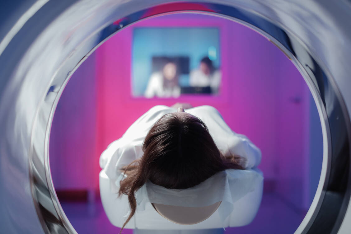 Mit der funktionellen Magnetresonanztomografie (fMRT) kann man dem Gehirn beim Arbeiten zuschauen. Forscher nutzten jetzt diese Methode, um die Wirkweise von Psilocybin bei Depression aufzuklären. / Foto: Adobe Stock/Sergej Ulanow
