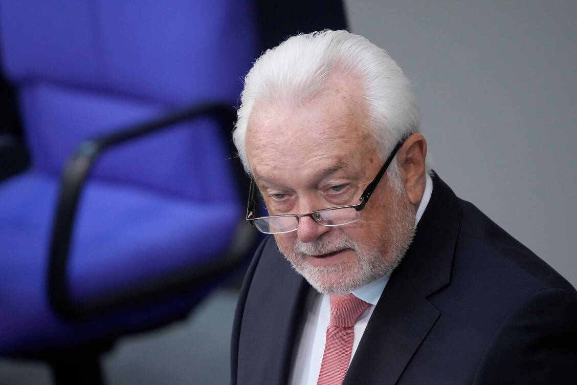 Wolfgang Kubicki, stellvertretender FDP-Vorsitzender, kritisiert Bundesgesundheitsminister Karl Lauterbach (SPD). / Foto: IMAGO/Political-Moments